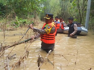 Pastikan Keselamatan Warga, Kapolres Sampang Cek Langsung Lokasi Banjir