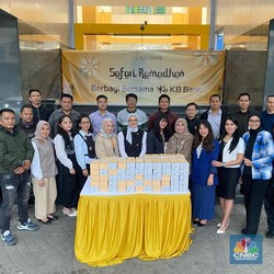 Rayakan Ramadan, KB Bank Bagi-Bagi Takjil ke Masyarakat di Bandung
