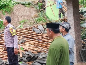 Ponpes Al-Huda Babakan Cilacap Ambruk Tertimpa Longsor, 50 Santri Terdampak