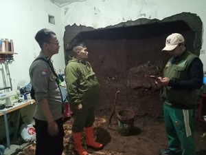 Longsor Terjang Rumah Warga Cimenyan, Dua Orang Terluka