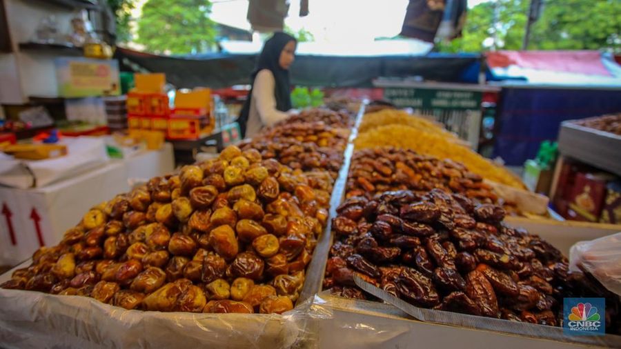 Memasuki bulan Ramadan 2025, penjualan kurma di Tanah Abang, Jakarta Pusat mengalami peningkatan hingga lebih dari 50 persen. (CNBC Indonesia/Faisal Rahman)