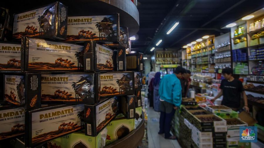 Memasuki bulan Ramadan 2025, penjualan kurma di Tanah Abang, Jakarta Pusat mengalami peningkatan hingga lebih dari 50 persen. (CNBC Indonesia/Faisal Rahman)