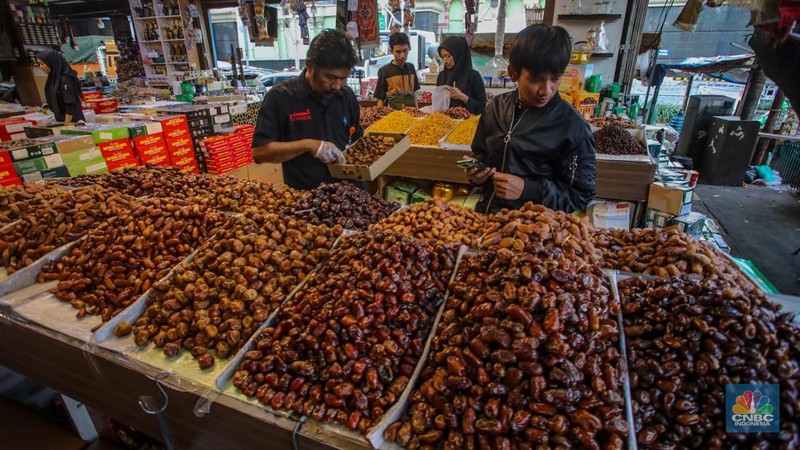 Memasuki bulan Ramadan 2025, penjualan kurma di Tanah Abang, Jakarta Pusat mengalami peningkatan hingga lebih dari 50 persen. (վ/Faisal Rahman)