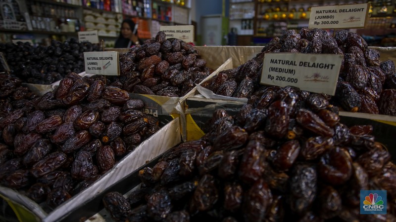 Memasuki bulan Ramadan 2025, penjualan kurma di Tanah Abang, Jakarta Pusat mengalami peningkatan hingga lebih dari 50 persen. (CNBC Indonesia/Faisal Rahman) Memasuki bulan Ramadan 2025, penjualan kurma di Tanah Abang, Jakarta Pusat mengalami peningkatan hingga lebih dari 50 persen. (CNBC Indonesia/Faisal Rahman)