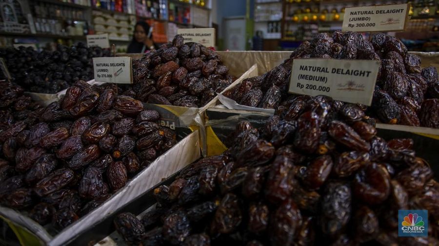 Memasuki bulan Ramadan 2025, penjualan kurma di Tanah Abang, Jakarta Pusat mengalami peningkatan hingga lebih dari 50 persen. (CNBC Indonesia/Faisal Rahman)