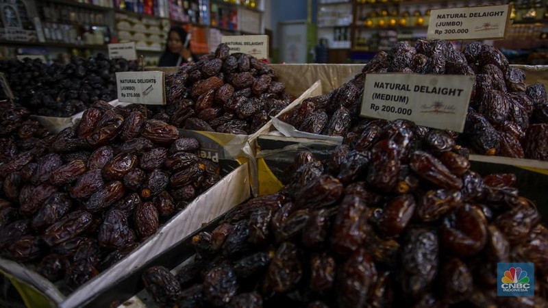 Memasuki bulan Ramadan 2025, penjualan kurma di Tanah Abang, Jakarta Pusat mengalami peningkatan hingga lebih dari 50 persen. (վ/Faisal Rahman)