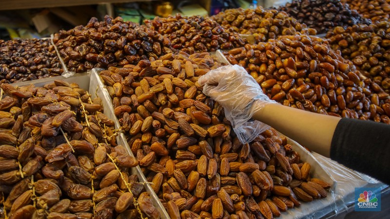 Memasuki bulan Ramadan 2025, penjualan kurma di Tanah Abang, Jakarta Pusat mengalami peningkatan hingga lebih dari 50 persen. (CNBC Indonesia/Faisal Rahman) Memasuki bulan Ramadan 2025, penjualan kurma di Tanah Abang, Jakarta Pusat mengalami peningkatan hingga lebih dari 50 persen. (CNBC Indonesia/Faisal Rahman)