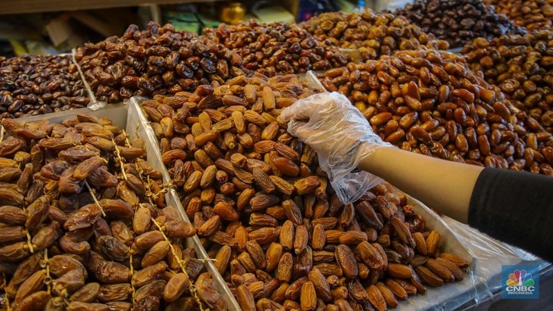 Memasuki bulan Ramadan 2025, penjualan kurma di Tanah Abang, Jakarta Pusat mengalami peningkatan hingga lebih dari 50 persen. (վ/Faisal Rahman)