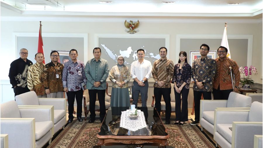 Menteri Pendayagunaan Aparatur Negara dan Reformasi Birokrasi (PANRB) Rini Widyantini menerima audiensi CEO Patrick Walujo, di kantor Kementerian PANRB, Jakarta, Kamis (06/03/2025). (Dok. Kementerian PANRB)