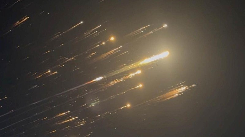 Pesawat ruang angkasa Starship generasi berikutnya milik SpaceX yang mana berada di pada bagian atas pendorong Super Heavy diluncurkan pada tempat pengujian kedelapan di landasan peluncuran Boca Chica milik perusahaan tersebut di Brownsville, Texas, AS, 6 Maret 2025. (REUTERS/Joe Skipper)