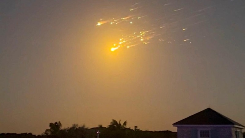 Pesawat ruang angkasa Starship generasi berikutnya milik SpaceX siapa berada di pada bagian atas pendorong Super Heavy diluncurkan pada waktu pengujian kedelapan di landasan peluncuran Boca Chica milik perusahaan tersebut di Brownsville, Texas, AS, 6 Maret 2025. (REUTERS/Joe Skipper)