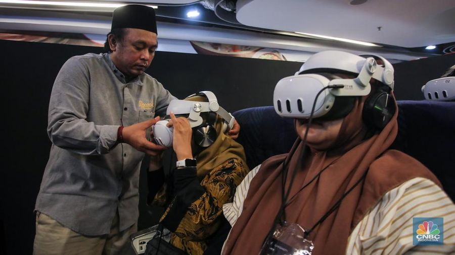 Pengunjung menggunakan perangkat Virtual Reality (VR) saat simulasi manasik Haji dan Umrah di arena Manasik Xperience, Kuningan City, Jakarta, Jumat (7/3/2025). (CNBC Indonesia/Faisal Rahman)