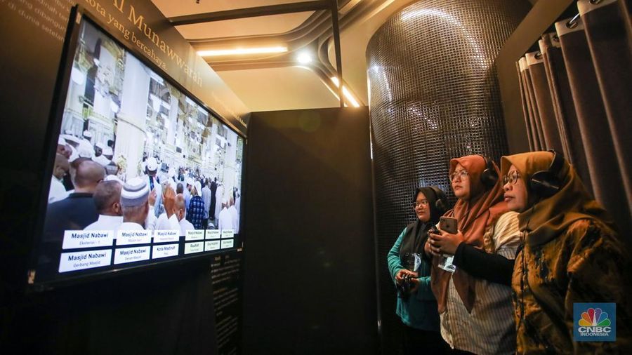 Pengunjung menggunakan perangkat Virtual Reality (VR) saat simulasi manasik Haji dan Umrah di arena Manasik Xperience, Kuningan City, Jakarta, Jumat (7/3/2025). (CNBC Indonesia/Faisal Rahman)