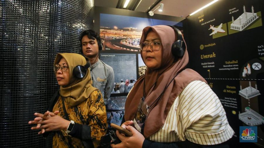 Pengunjung menggunakan perangkat Virtual Reality (VR) saat simulasi manasik Haji dan Umrah di arena Manasik Xperience, Kuningan City, Jakarta, Jumat (7/3/2025). (CNBC Indonesia/Faisal Rahman)