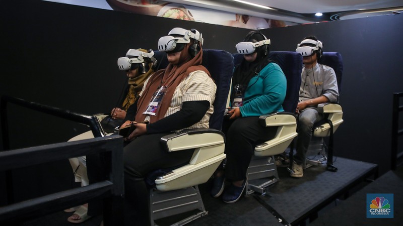 Pengunjung menggunakan perangkat Virtual Reality (VR) saat simulasi manasik Haji dan Umrah di arena Manasik Xperience, Kuningan City, Jakarta, Jumat (7/3/2025). (CNBC Indonesia/Faisal Rahman)