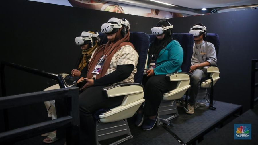 Pengunjung menggunakan perangkat Virtual Reality (VR) saat simulasi manasik Haji dan Umrah di arena Manasik Xperience, Kuningan City, Jakarta, Jumat (7/3/2025). (CNBC Indonesia/Faisal Rahman)