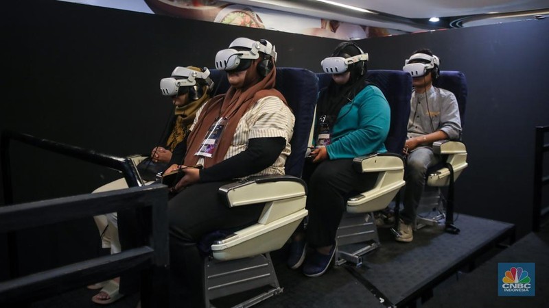 Pengunjung menggunakan perangkat Virtual Reality (VR) saat simulasi manasik Haji dan Umrah di arena Manasik Xperience, Kuningan City, Jakarta, Jumat (7/3/2025). (CNBC Indonesia/Faisal Rahman)
