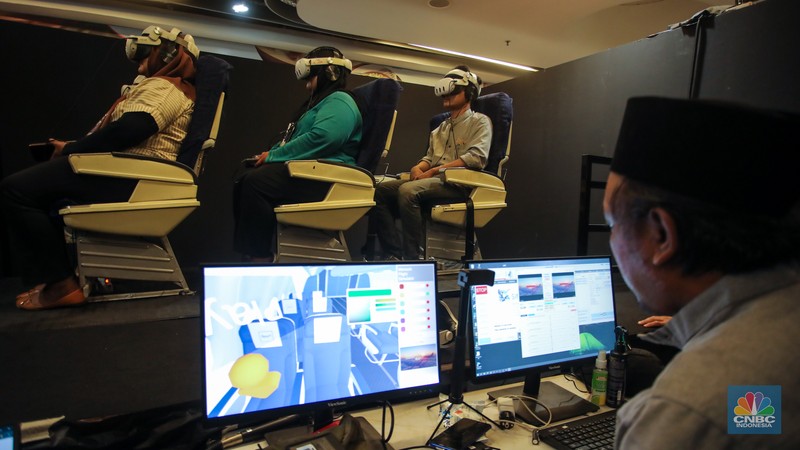 Pengunjung menggunakan perangkat Virtual Reality (VR) saat simulasi manasik Haji dan Umrah di arena Manasik Xperience, Kuningan City, Jakarta, Jumat (7/3/2025). (CNBC Indonesia/Faisal Rahman) Pengunjung menggunakan perangkat Virtual Reality (VR) saat simulasi manasik Haji dan Umrah di arena Manasik Xperience, Kuningan City, Jakarta, Jumat (7/3/2025). (CNBC Indonesia/Faisal Rahman)