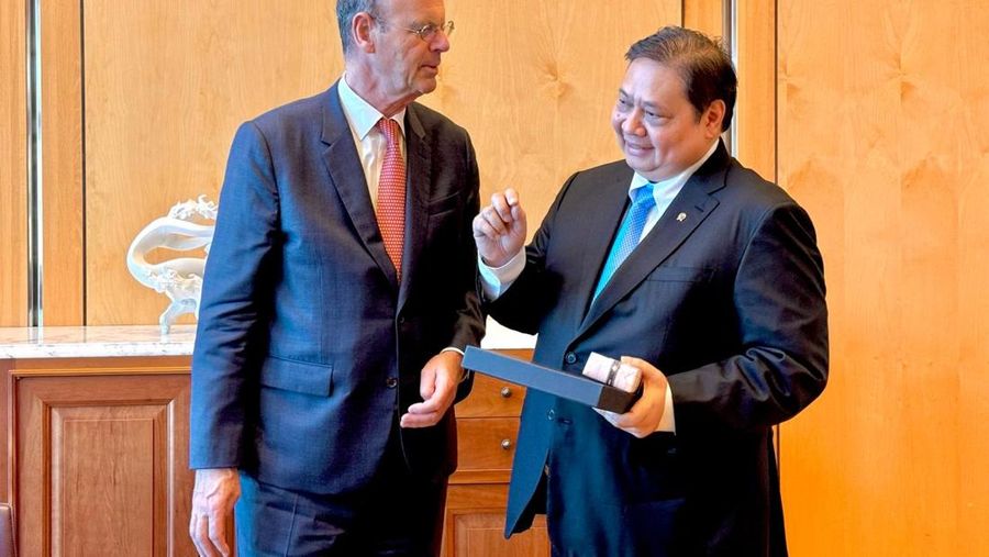 Menteri Koordinator Bidang Perekonomian Airlangga Hartarto, menghadiri pertemuan bilateral dengan Menteri Ekonomi, Keuangan, dan Kedaulatan Industri dan Digital Prancis, Eric Lombard di Prancis, pada Rabu (5/3//2025).