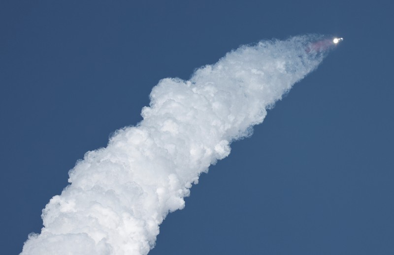 Pesawat ruang angkasa Starship generasi berikutnya milik SpaceX yang berada di atas pendorong Super Heavy diluncurkan pada pengujian kedelapan di landasan peluncuran Boca Chica milik perusahaan tersebut di Brownsville, Texas, AS, 6 Maret 2025. Pesawat ruang angkasa Starship generasi berikutnya milik SpaceX yang berada di atas pendorong Super Heavy diluncurkan pada pengujian kedelapan di landasan peluncuran Boca Chica milik perusahaan tersebut di Brownsville, Texas, AS, 6 Maret 2025. (REUTERS/Joe Skipper)