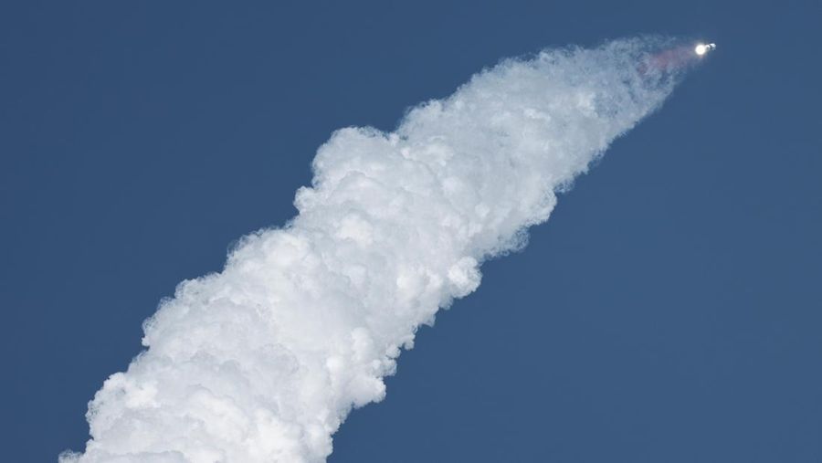 Pesawat ruang angkasa Starship generasi berikutnya milik SpaceX yang berada di atas pendorong Super Heavy diluncurkan pada pengujian kedelapan di landasan peluncuran Boca Chica milik perusahaan tersebut di Brownsville, Texas, AS, 6 Maret 2025. (REUTERS/Joe Skipper)