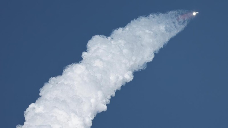 Pesawat ruang angkasa Starship generasi berikutnya milik SpaceX yang tersebut berada di bawah pendorong Super Heavy diluncurkan di pengujian kedelapan di landasan peluncuran Boca Chica milik perusahaan tersebut di Brownsville, Texas, AS, 6 Maret 2025. (REUTERS/Joe Skipper)