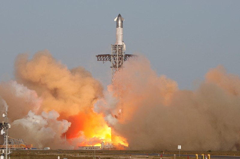 Pesawat ruang angkasa Starship generasi berikutnya milik SpaceX yang berada di atas pendorong Super Heavy diluncurkan pada pengujian kedelapan di landasan peluncuran Boca Chica milik perusahaan tersebut di Brownsville, Texas, AS, 6 Maret 2025. Pesawat ruang angkasa Starship generasi berikutnya milik SpaceX yang berada di atas pendorong Super Heavy diluncurkan pada pengujian kedelapan di landasan peluncuran Boca Chica milik perusahaan tersebut di Brownsville, Texas, AS, 6 Maret 2025. (REUTERS/Joe Skipper)