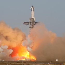 Detik Starship Milik Elon Musk Hancur Berkeping-keping Berjatuhan