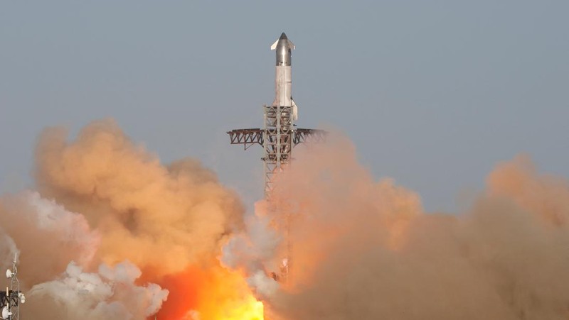 Pesawat ruang angkasa Starship generasi berikutnya milik SpaceX yang seperti berada di di atas pendorong Super Heavy diluncurkan pada tempat pengujian kedelapan di landasan peluncuran Boca Chica milik perusahaan tersebut di Brownsville, Texas, AS, 6 Maret 2025. (REUTERS/Joe Skipper)