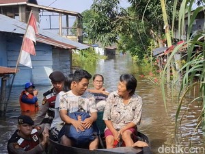 Banjir di Pekanbaru Rendam Ribuan Rumah, Warga Dievakuasi