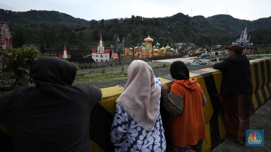 Petugas Satpol PP Kota Bogor melakukan pembersihan puing-puing bangunan yang dibongkar di Wisata Hibisc Fantasy di kawasan Puncak, Jawa Barat, Jumat (7/3/2025). (CNBC Indonesia/Tri Susilo)