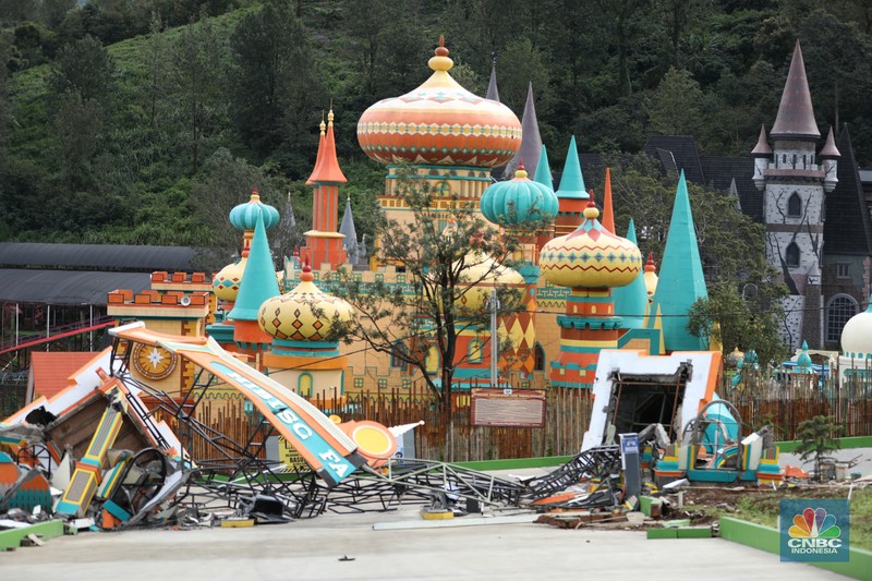 Seorang warga membersihkan rumah dari sisa-sisa banjir bandang di Desa Citeko, Kecamatan Cisarua, Jawa Barat, Senin (3/3/2025). (CNBC Indonesia/Tri Susilo)