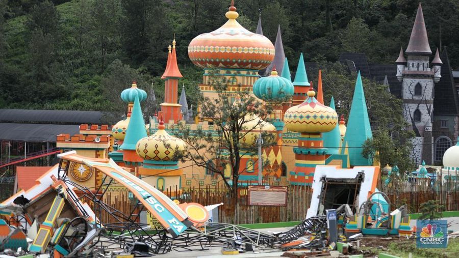 Seorang warga membersihkan rumah dari sisa-sisa banjir bandang di Desa Citeko, Kecamatan Cisarua, Jawa Barat, Senin (3/3/2025). (CNBC Indonesia/Tri Susilo)