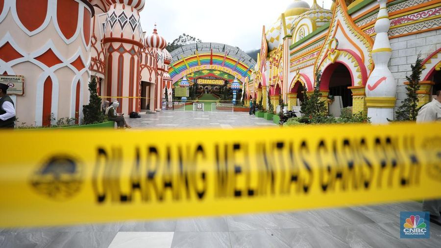 Petugas Satpol PP Kota Bogor melakukan pembersihan puing-puing bangunan yang dibongkar di Wisata Hibisc Fantasy di kawasan Puncak, Jawa Barat, Jumat (7/3/2025). (CNBC Indonesia/Tri Susilo)