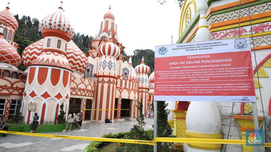 Petugas Satpol PP Kota Bogor melakukan pembersihan puing-puing bangunan yang dibongkar di Wisata Hibisc Fantasy di kawasan Puncak, Jawa Barat, Jumat (7/3/2025). (CNBC Indonesia/Tri Susilo)