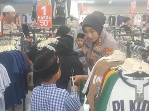 Polisi Ajak Anak Yatim di Waru Sidoarjo Belanja Baju Lebaran dan Bukber