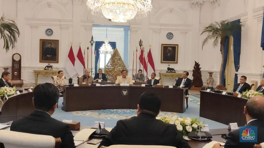 Presiden Prabowo Subianto mengajak konglomerat asal Indonesia untuk menemui miliarder dan investor kawakan asal AS Ray Dalio di Istana Negara, Jumat (7/3/2025). Dalam pertemuan itu diketahui membahas Badan Pengelola Investasi  (BPI) Danantara. (CNBC Indonesia/Emir Yanwardhana)