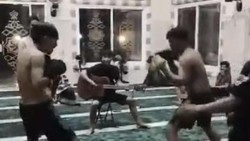 Viral 6 Remaja Bikin Konten Main Tinju dan Gitar dalam Masjid