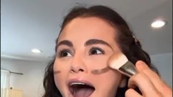 Saat Benny Blanco Makeup Wajah Selena Gomez, Hasilnya Bikin Ketawa