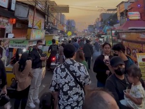 Ngabuburit di Trate Takjil Market Gresik, Ada Apa Aja?