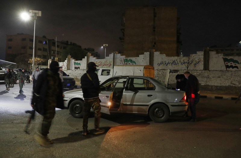 Situasi keamanan di Suriah kembali memanas setelah bentrokan sengit antara pasukan keamanan dan milisi loyalis mantan Presiden Bashar al-Assad menewaskan sedikitnya 71 orang.  (AP Photo/Omar Sanadiki)
