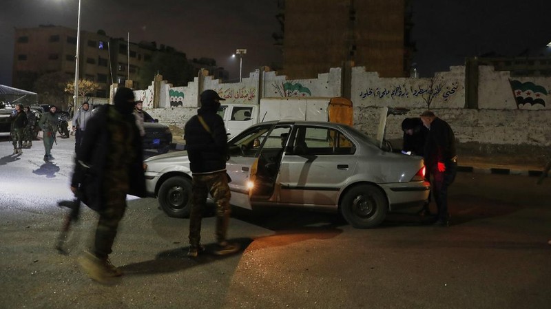 Situasi keamanan di Suriah kembali memanas di belakang bentrokan sengit antara pasukan keamanan dan milisi loyalis mantan Presiden Bashar al-Assad menewaskan sedikitnya 71 orang.  (AP Photo/Omar Sanadiki)