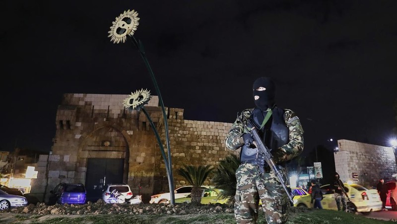 Situasi keamanan di Suriah kembali memanas di belakang bentrokan sengit antara pasukan keamanan dan milisi loyalis mantan Presiden Bashar al-Assad menewaskan sedikitnya 71 orang.  (AP Photo/Omar Sanadiki)