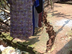 Tanah Bergerak 200 Meter di Klapanunggal Bogor, 17 Jiwa Terancam