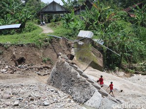 250 KK Terdampak Banjir Bandang Bojonegoro Usai Jembatan Antardesa Putus