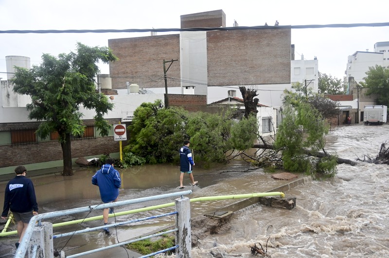 Mobil-mobil yang terparkir terendam banjir setelah badai di Bahia Blanca, Argentina, Jumat (7/3/2025). (AP Photo/Juan Sebastian Lobos) Mobil-mobil yang terparkir terendam banjir setelah badai di Bahia Blanca, Argentina, Jumat (7/3/2025). (AP Photo/Juan Sebastian Lobos)