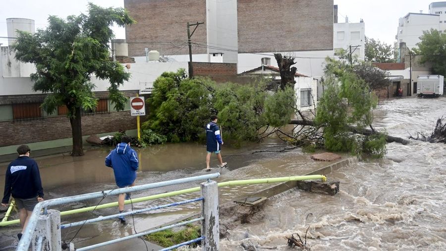 Mobil-mobil yang terparkir terendam banjir setelah badai di Bahia Blanca, Argentina, Jumat (7/3/2025). (AP Photo/Juan Sebastian Lobos)