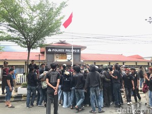 Mahasiswa Demo Polres Palopo Tuntut Kasus Kematian Feni Ere Segera Diungkap
