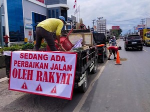 Video: Aksi Warga Pringsewu Tambal Jalan Rusak Pakai Dana Patungan