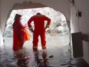 Saking Derasnya, Banjir di Depok Sampai Jebol Tembok Rumah